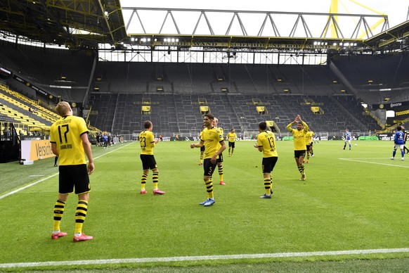 Die Dortmunder jubeln nach dem 1:0 ohne Körperkontakt.
