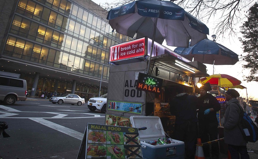 Fast-Food gibt es in New York an jeder Strassenecke: Essensstand in Manhattan.