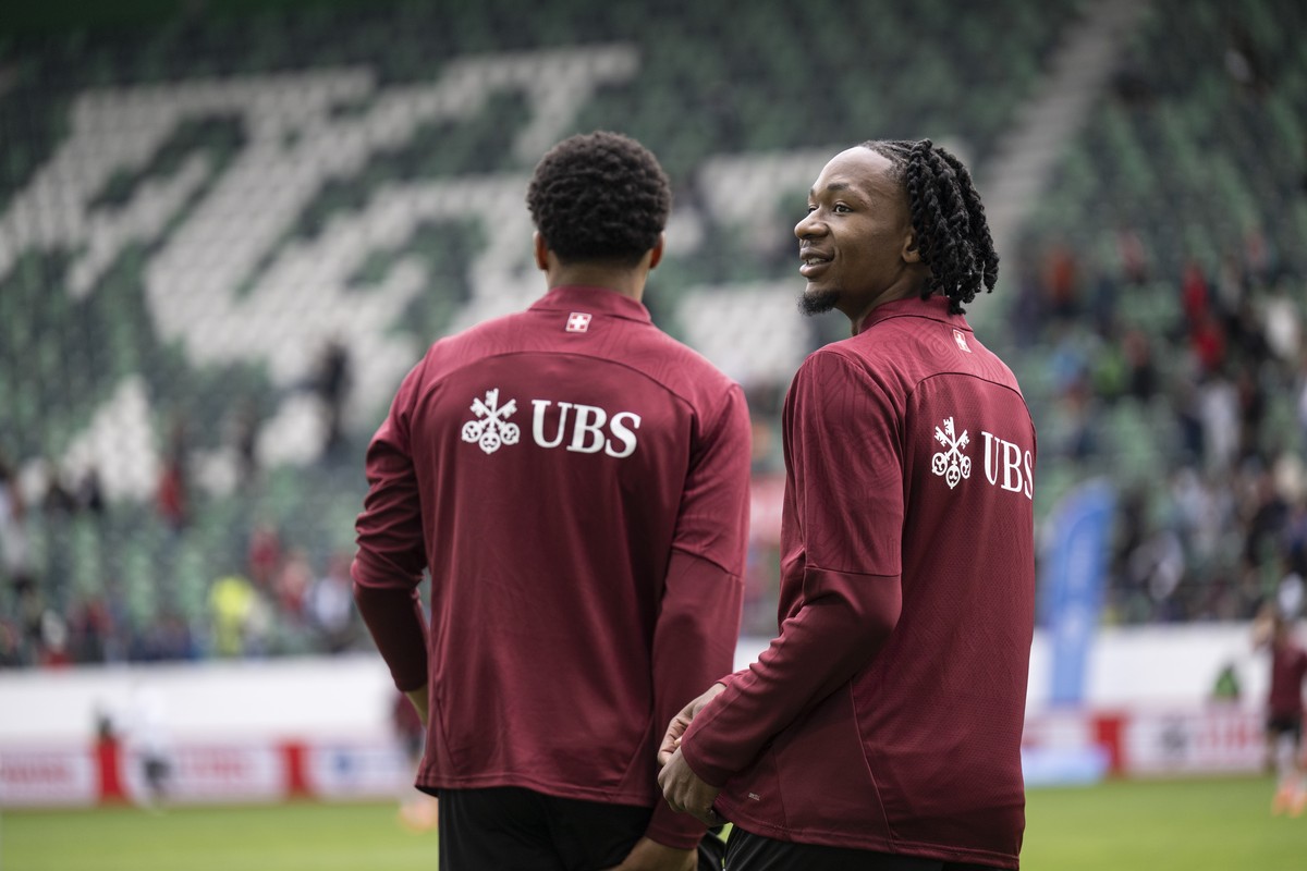 Aurele Florian Amenda, links, und Bryan Okoh, beim ersten Training der Schweizer Fussball Nationalmannschaft im Vorbereitungscamp zur Europameisterschaft, am Montag, 27. Mai 2024, in St. Gallen. (KEYS ...