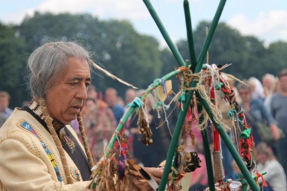 Dancing Thunder bei einem indianischen Ritual.