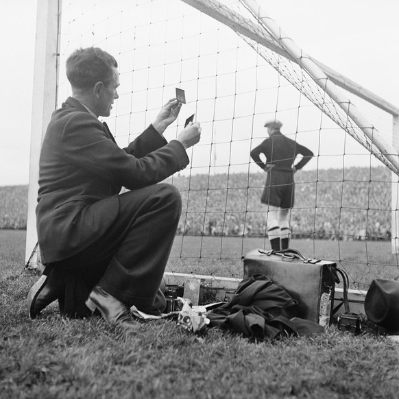 Sepp Schmid, Fotograf der Bildagentur Photopress, entwickelt am 25. November 1942 auf dem Fussballplatz hinter dem Tor waehrend dem Laenderspiel Schweiz gegen Deutschland im Wankdorf-Stadion in Bern s ...