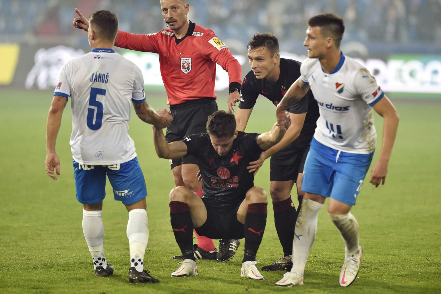 Utkani 6. kola prvni fotbalove ligy: Banik Ostrava - Slavia Praha, 4. rijna 2020 v Ostrave. Zleva Adam Janos z Ostravy, hlavni rozhodci Karel Hrubes, Lukas Masopust ze Slavie, Stanislav Tecl ze Slavie ...