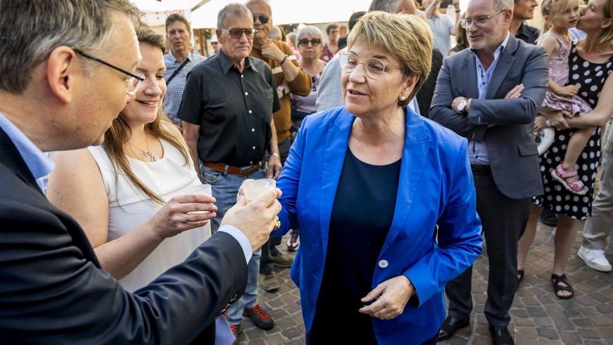 La presidente de la Confederation Viola Amherd, boit un verre de vin valaisan avec le conseiller d&#039;Etat valaisan Franz Ruppen pendant un aperitif dans la rue du Grand-Pont lors de l&#039;excursio ...