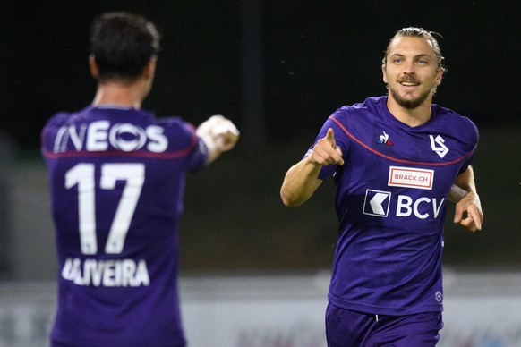 Le milieu lausannois Joao Oliveira, gauche, celebre le 3 a 0 avec le milieu lausannois Alexandre Pasche, droite, lors de la rencontre de football du Championnat Suisse de Challenge League entre le FC  ...