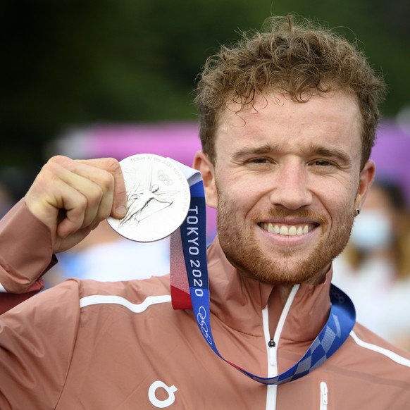 epa09366524 Silver medalist Mathias Flueckiger of Switzerland reacts during the medal ceremony for the Men&#039;s Cross-Country event of the Mountain Biking events of the Tokyo 2020 Olympic Games at t ...