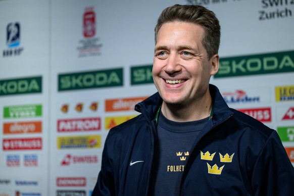 260527 Head coach Sam Hallam of Sweden in the mixed zone after a practice session during the 2026 IIHF Ice hockey, Eishockey World Championship, WM, Weltmeisterschaft on May 27, 2026 in Z�rich. Photo: ...