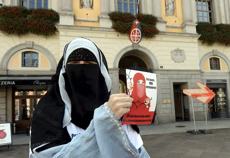 Nora Illi vom Islamischen Zentralrat mit einem Flyer gegen die Tessiner Verbots-Initiative.