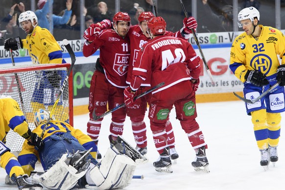 Les lausannois, de gauche a droite au centre, Yannick Herren, Harri Pesonen et Etienne Froidevaux celebrent le deuxieme but devant le gardien davosiens Gilles Senn, gauche, et le defenseur davosiens N ...