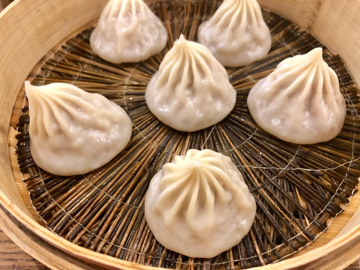 soup dumplings shanghai style Xiao long bao china food essen bouillon