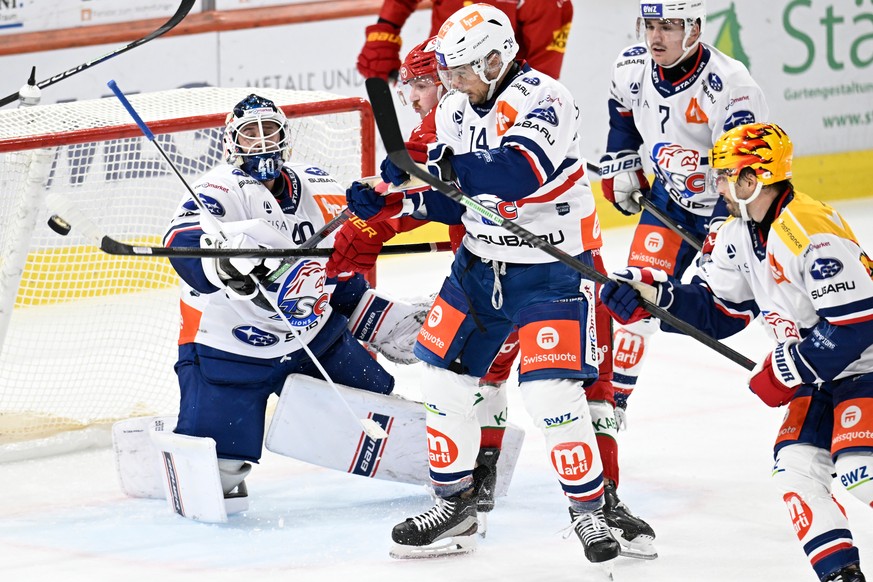 Tigers Joel Salzgeber, Mitte, im Kampf um den Puck gegen Lions Goalie Robin Zumbuehl, Joel Henry, PostFinance Top Scorer Denis Malgin,von links, beim Eishockey-Qualifikationsspiel der National League, ...