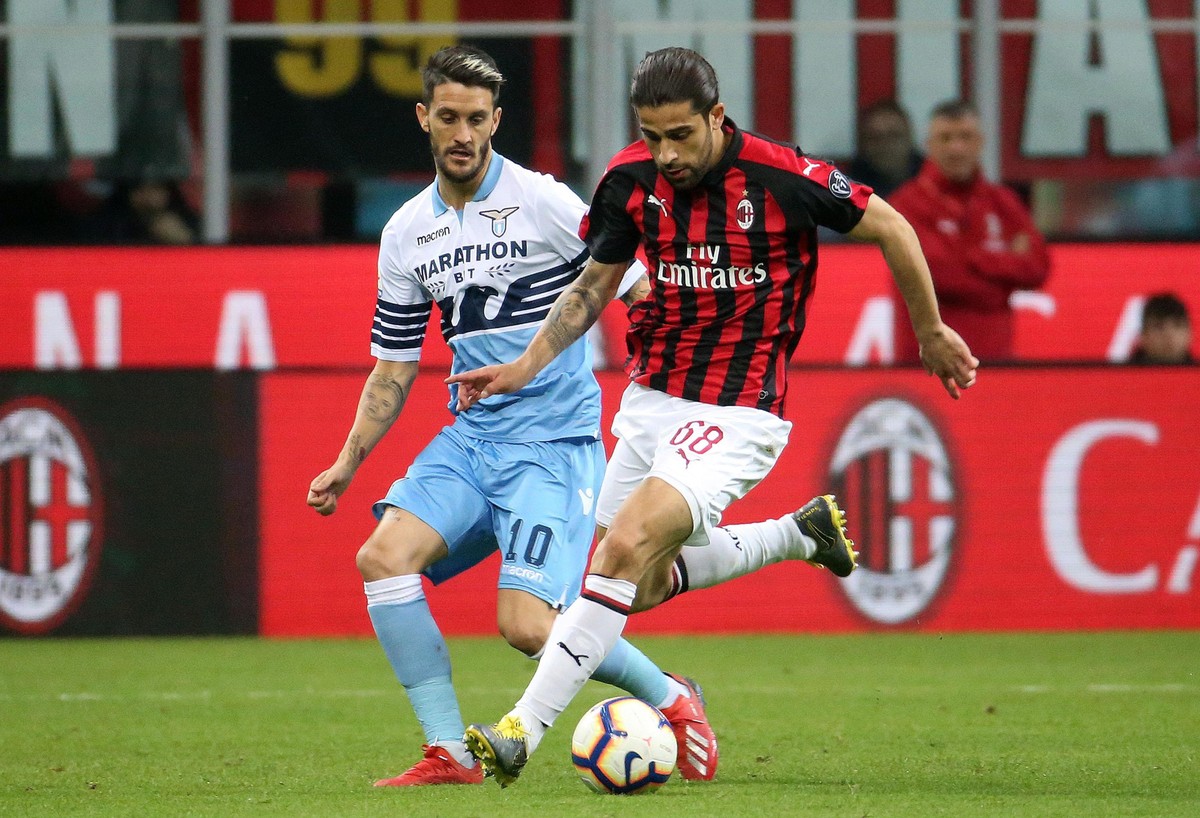 epa07504590 Lazio's Luis Alberto (L) in action against AC Milan's Ricardo Rodriguez during the Italian Serie A soccer match between AC Milan and SS Lazio at Giuseppe Meazza stadium in Milan, ...