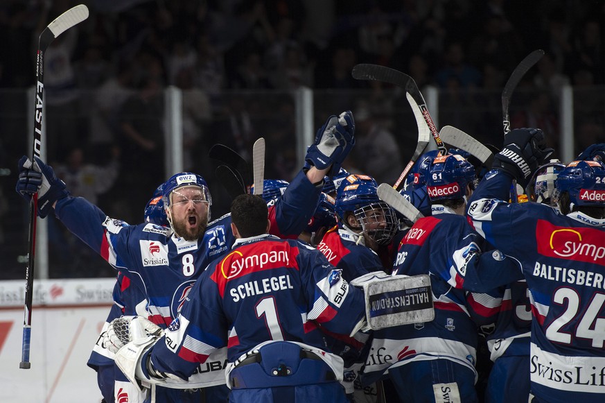 Jubel zum Sieg bei Zuerichs Kevin Klein und dem Team im zweiten Eishockey Playoff-Finalspiel der National League zwischen den ZSC Lions und dem HC Lugano, am Samstag, 14. April 2018, im Zuercher Halle ...