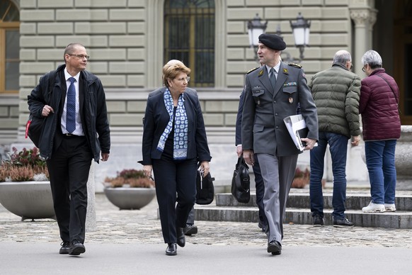 Urs Loher, Ruestungschef, Bundespraesidentin Viola Amherd und Korpskommandant Thomas Suessli, Chef der Armee, von links, kommen zu einer Medienkonferenz zur Armeebotschaft 2024, am Mittwoch, 14. Febru ...