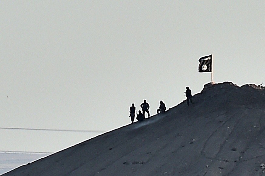 Angebliche IS-Kämpfer auf einem Hügel ausserhalb der umkämpften Stadt Kobane.