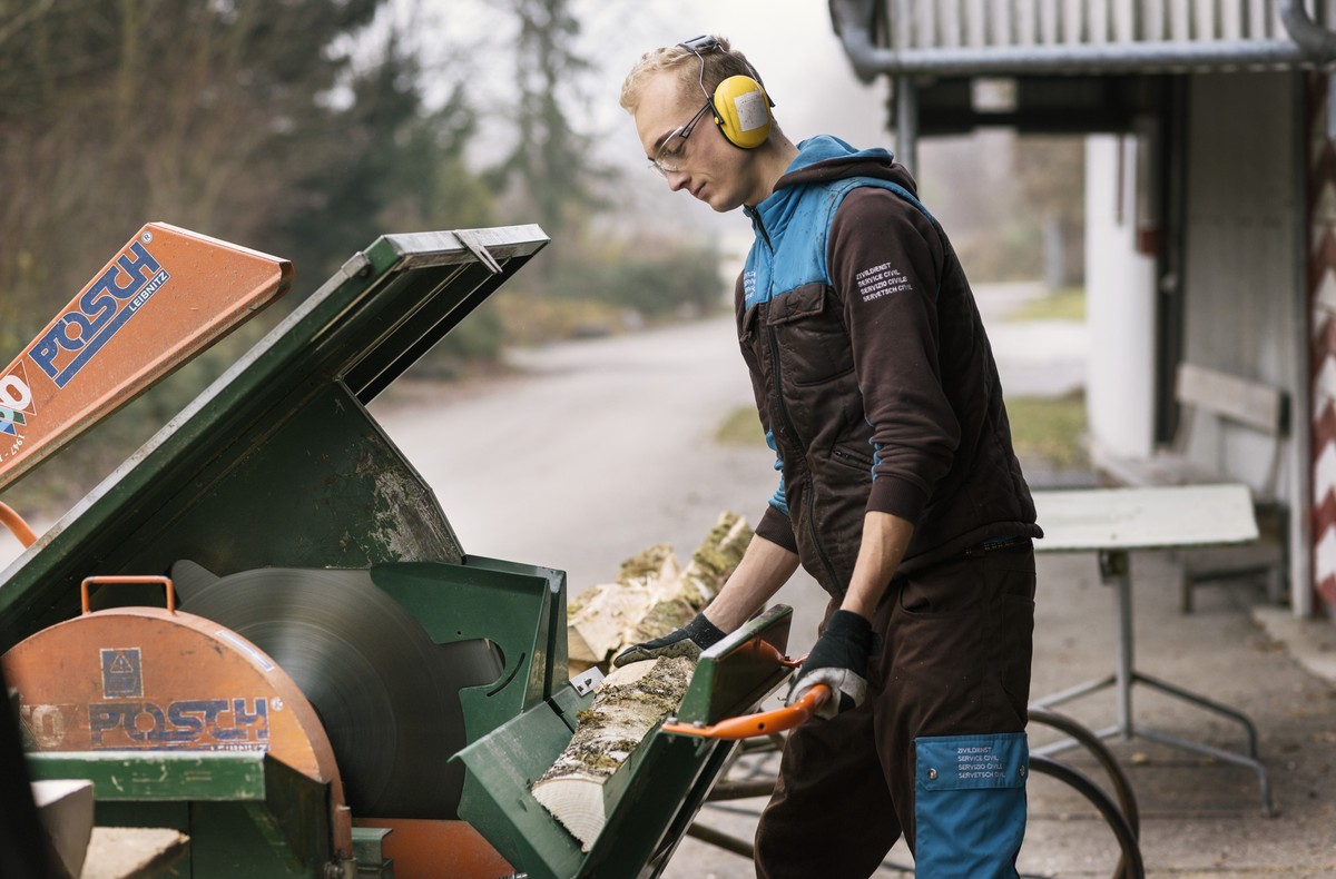 ZUM ZIVILDIENST TAETIGKEITSBEREICH UMWELT- UND NATURSCHUTZ STELLEN WIR IHNEN HEUTE, DIENSTAG, 24. JANUAR 2017, FOLGENDES BILDMATERIAL ZUR VERFUEGUNG --- An alternative civilian service employee saws ...