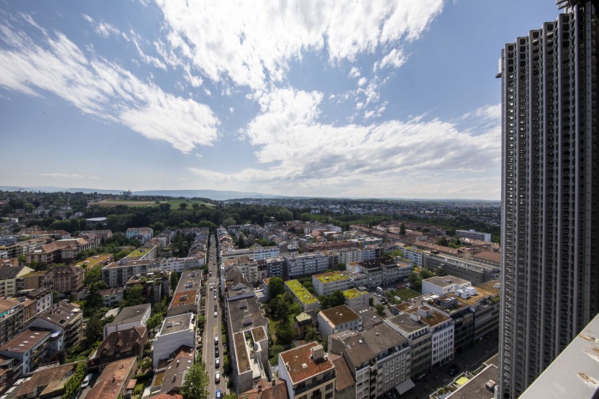 Blick aus einer Wohnung im 21. Stock des neuen SBB Gebaeudes fotografiert anlaesslich der Begehung des neuen SBB Gebaeudes am Meret Oppenheimer Platz beim Bahnhof SBB, Basel am Freitag, 7. Juni 2019.  ...