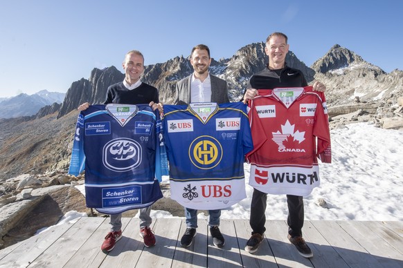 CEO des HC Ambri Piotta Nicola Mona, Sportchef des HC Davos Raeto Raffainer und der Masseur des Team Canada Andy Hueppi, von links, anlaesslich einer Medienkonferenz des Spengler Cup 2019 vom Samstag, ...