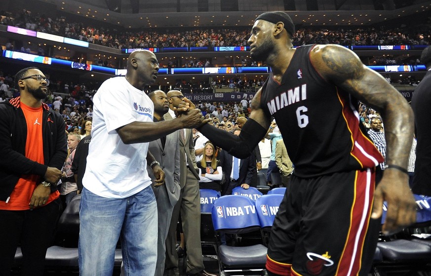 NBA, Basketball Herren, USA Heat v Bobcats Game 4 Charlotte Bobcats team owner Michael Jordan shakes hands with Miami Heat forward LeBron James 6, after the Heat defeated the Bobcats, 109-98, in Game  ...