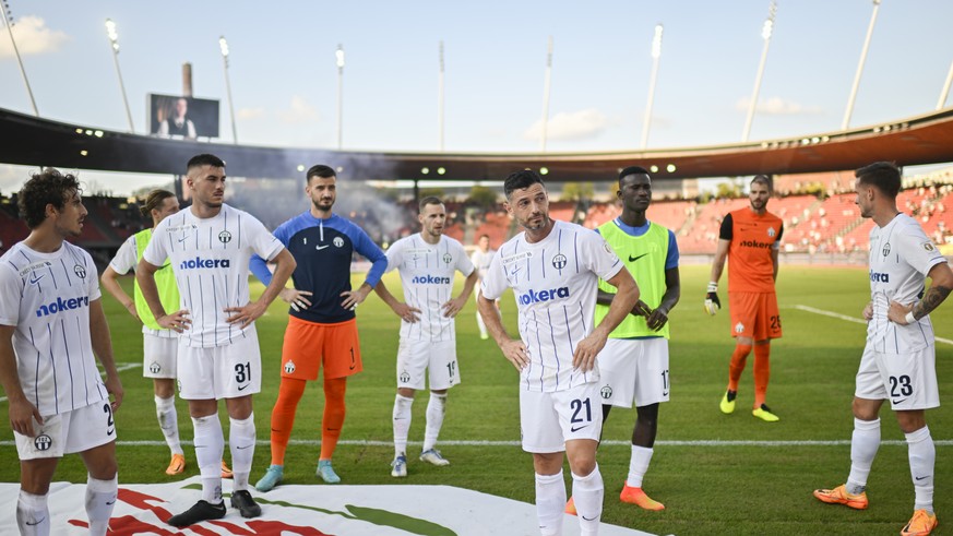 Enttaeuschte Zuercher mit Blerim Dzemaili, beim Fussballspiel der Super League zwischen dem FC Zuerich und dem FC Basel im Stadion Letzigrund in Zuerich, am Sonntag, 28. August 2022. (KEYSTONE/Gian Eh ...