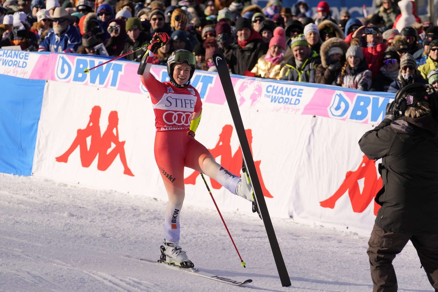 Lara Gut-Behrami of Switzerland reacts after winning a women&#039;s World Cup giant slalom skiing race Saturday, Nov. 25, 2023, in Killington, Vt. (AP Photo/Robert F. Bukaty)