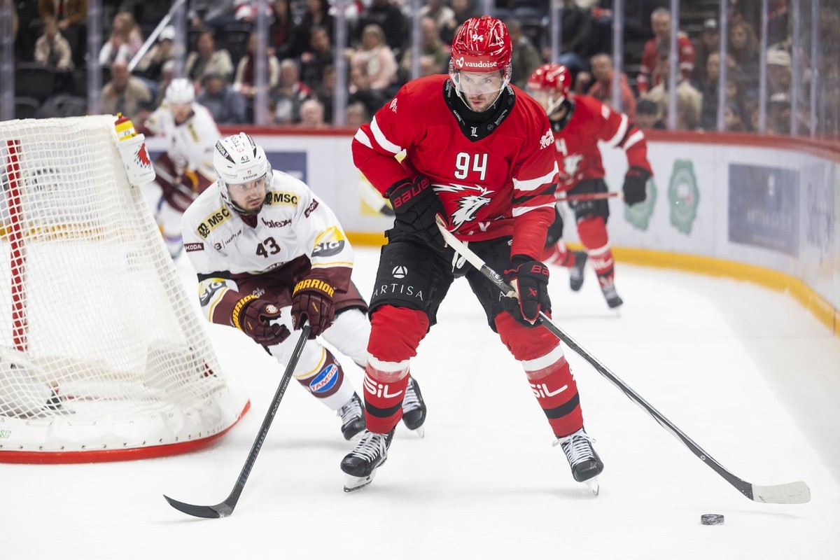 Michael Spacek (GH), gauche, lutte pour le puck avec Tim Bozon (LHC), droite, lors du match du championnat suisse de hockey sur glace de National League entre le Lausanne HC, LHC, et le Geneve Servett ...