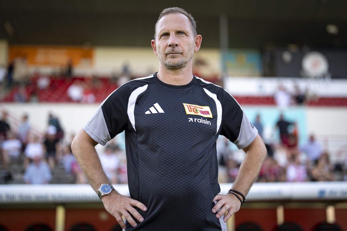 epa13117842 Union's head coach Mauro Lustrinelli looks on prior to the international friendly soccer match between FC Winterthur and Union Berlin in Winterthur, Switzerland, 17 July 2026. EPA/CLA ...