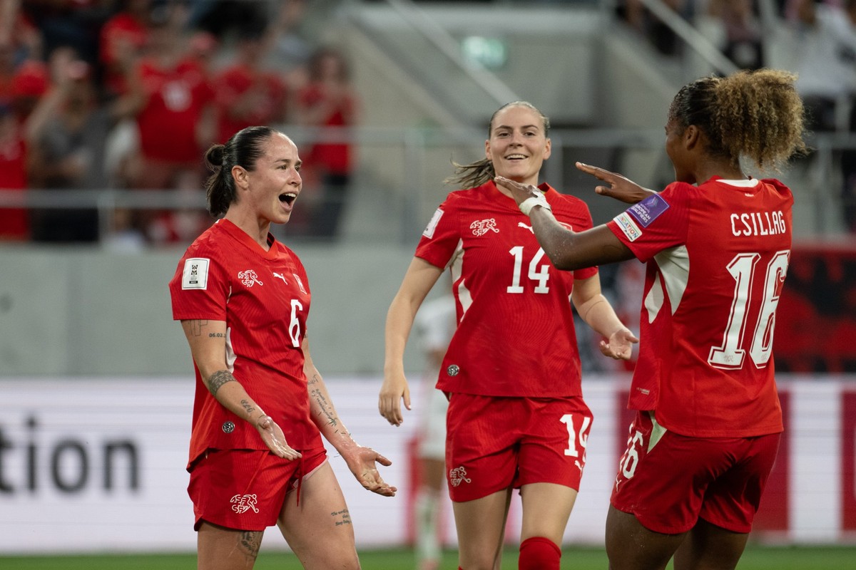 Géraldine Reuteler (SUI) left, celebrate the 6 - 1 goal with Smilla Vallotto (SUI), center and Aurééoe Csillag (S), right, during the qualifying match for the 2027 Womens World Cup in Brazil, at the  ...