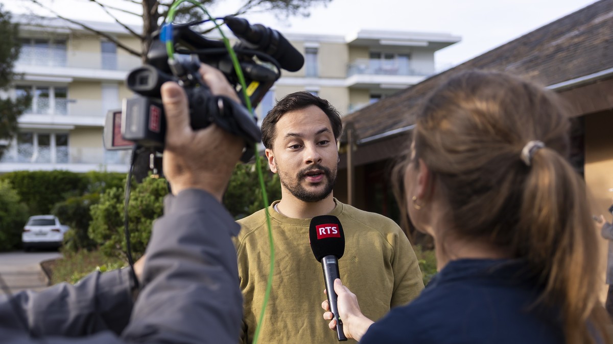 Jean-Robert Terrier president des jeunes, repond aux journaliste lors de l'assemblee Generale du Centre Vaud ce mardi 19 mai 2026 a La Tour-de-Peilz. (KEYSTONE/Cyril Zingaro)
