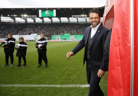 Der neue FC Zuerich Trainer Uli Forte betritt das Spielfeld im Fussball Super League Spiel zwischen dem FC St. Gallen und dem FC Zuerich, in der AFG Arena in St. Gallen, am Montag, 16. Mai 2016. (KEYS ...