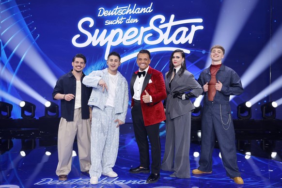 Kandidat Menowin Fröhlich - hier mit Partnerin Ronja Lehmann und seinen Kindern v.l. Joel, Geneve und Jiepen - gewinnt das Finale der 22. Staffel der deutschen Gesangs-Castingshow Deutschland sucht de ...