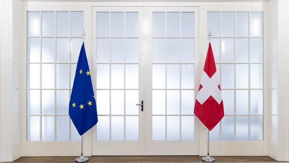 ARCHIV - ZUR WINTERSESSION 2019 MIT DEM THEMA BEGRENZUNGSINITIATIVE, STELLEN WIR IHNEN FOLGENDES BILDMATERIAL ZUR VERFUEGUNG - The flags of the European Union and Switzerland, during the official visi ...
