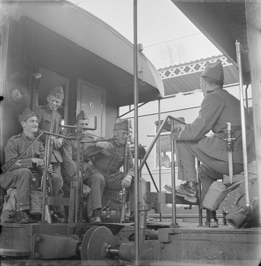 Bahnhof Bern, 2. Kriegsmobilmachung, Soldaten auf den offenen Plattformen von Personenwagen