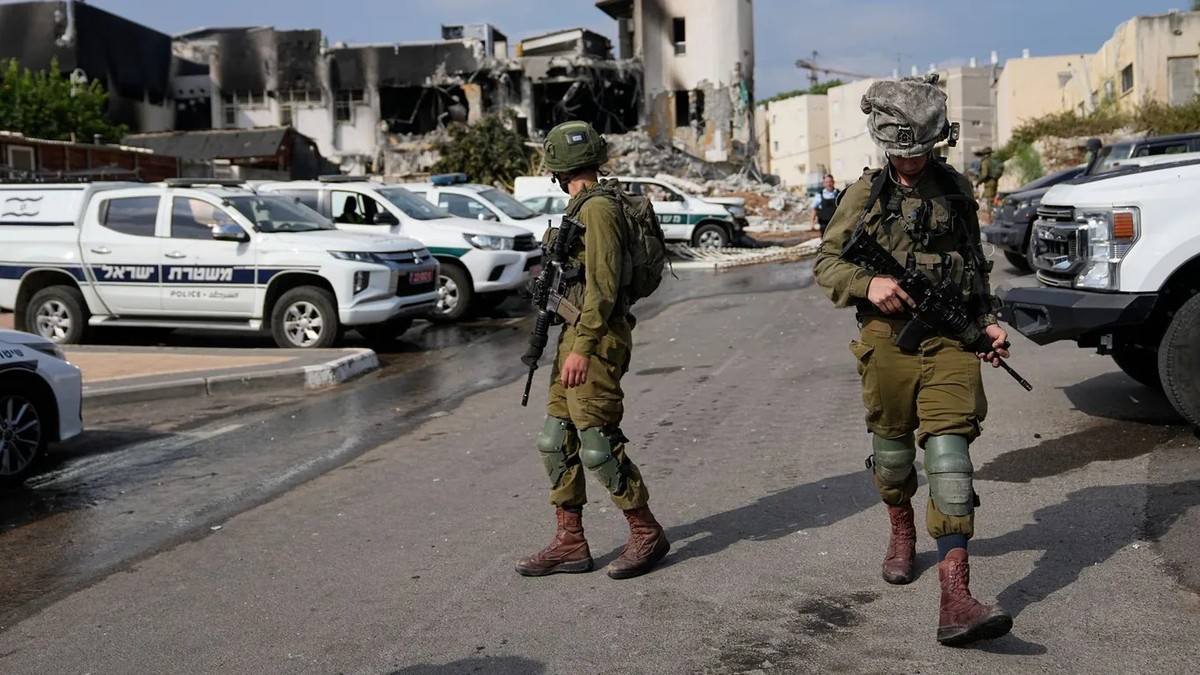 Israelische Soldaten am Ort eines Anschlags in Sderot.