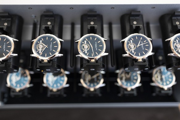 Watches of the Swiss luxury watch brand Raymond Weil on a device intended for a quality test, in Geneva, Switzerland, on October 8, 2018. (KEYSTONE/Gaetan Bally) 

Uhren der Schweizer Luxusuhrenmarke  ...