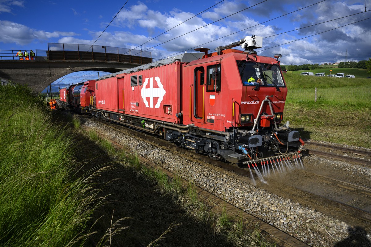 Des employes de CFF s'affairent a retablir la circulation des train en nettoyant les voies de la boue a l'aide du train d'extinction et de sauvetage des CFF ce jeudi 30 mai 2024 a Chavo ...