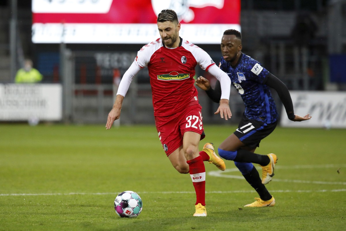Freiburg's Vincenzo Grifo, left, and Dodi Lukebakio Hertha in action during the Bundesliga soccer match between SC Freiburg and Hertha BSC Berlin in Freiburg, Germany, Sunday, Dec. 20, 2020. (Phi ...