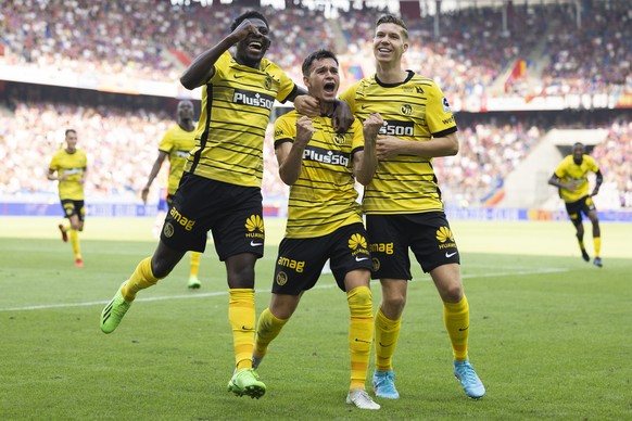 YBs Fabian Rieder, Mitte, jubelt mit seinen Teamkollegen Cedric Itten, rechts, und Alexandre Jankewitz nach seinem vermeintlichen Fuehrungstreffer zum 0-1, im Super League Spiel zwischen dem FC Basel  ...