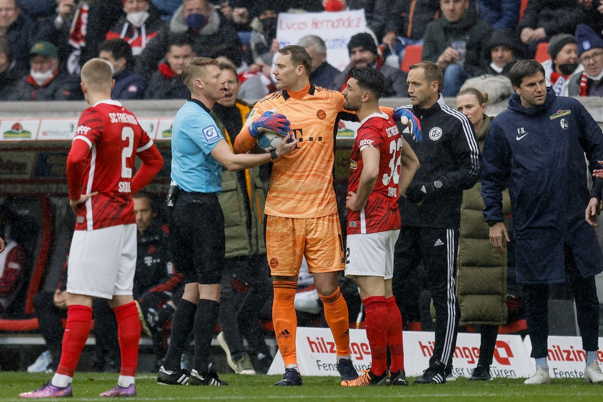 epa09866000 Munich's goalkeeper Manuel Neuer argues due to a controversial substitution during the German Bundesliga soccer match between SC Freiburg and FC Bayern Munich in Freiburg, Germany, 02 ...