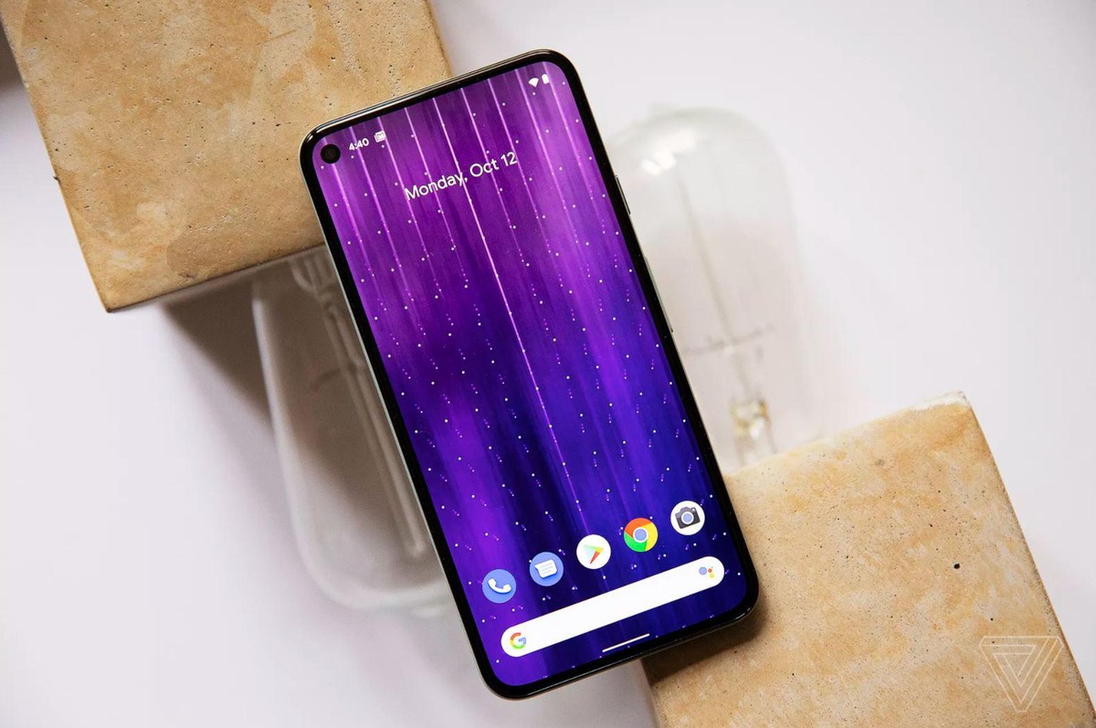 Das Pixel 5 mit Googles Original-Android.