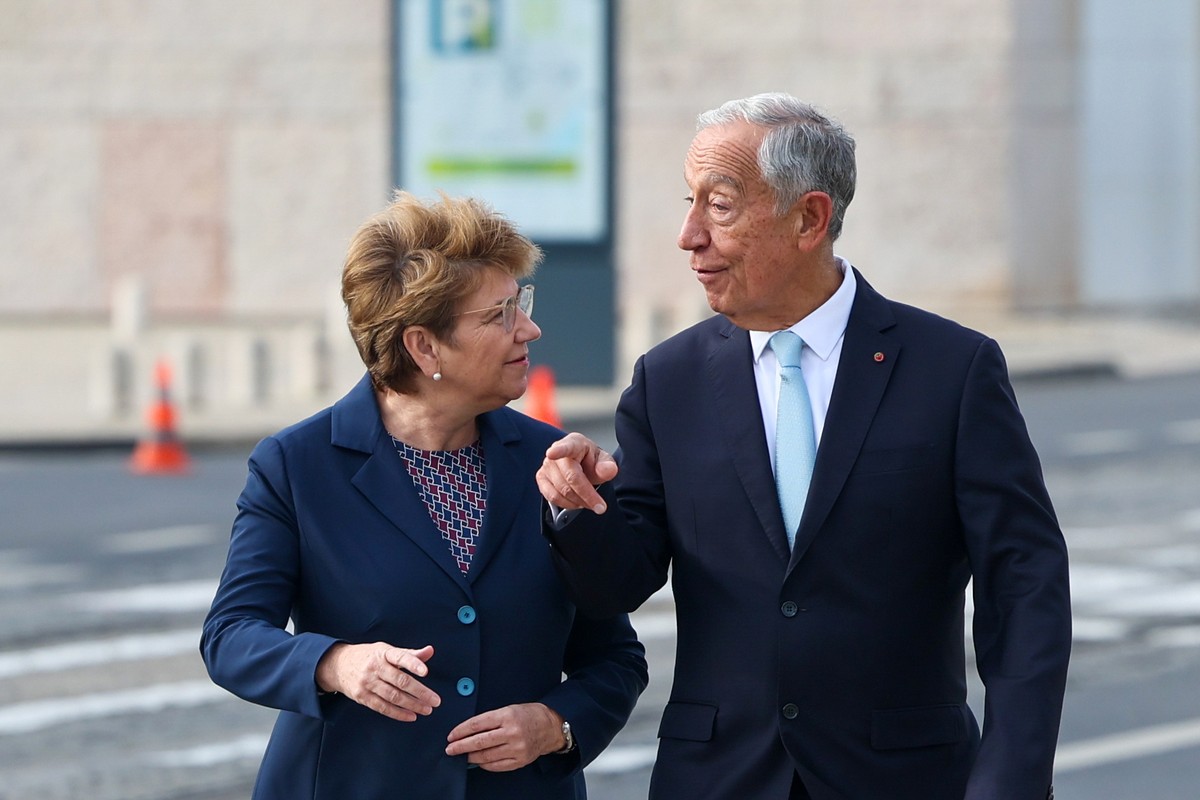epa11780695 Portugal's President Marcelo Rebelo de Sousa (R) and President of the Swiss Confederation Viola Amherd attend a welcome ceremony at Jeronimos Monastery in Lisbon, Portugal, 16 Decembe ...