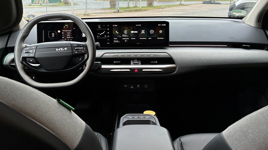 Aufgeräumt: Klar gegliedertes Cockpit mit Knöpfen für alle wichtigen Funktionen und einer Stoffbespannung. Tadellose Verarbeitung.