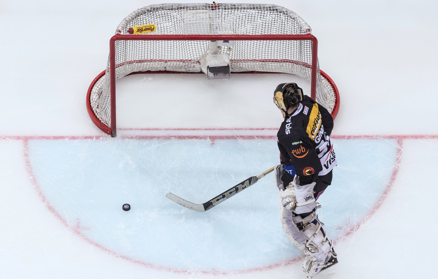 Berns Goalie Leonardo Genoni holt den Puck aus dem Tor, nachdem Zug in der Overtime getroffen hat, im dritten Eishockey Playoff-Finalspiel der National League A zwischen dem SC Bern und dem EV Zug, am ...