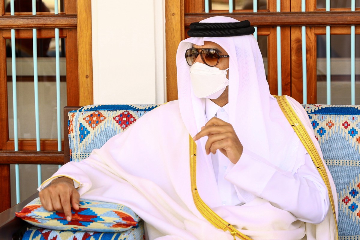 epa09066997 A handout photo made available by the press service of the Russian Foreign Affairs Ministry shows Qatar's Emir Sheikh Tamim bin Hamad al-Thani talks with Russian Foreign Minister Serg ...
