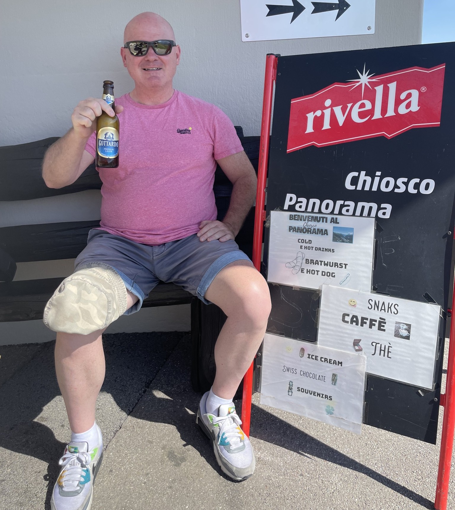 Rob der Niederländer am Kiosk auf dem Gotthard