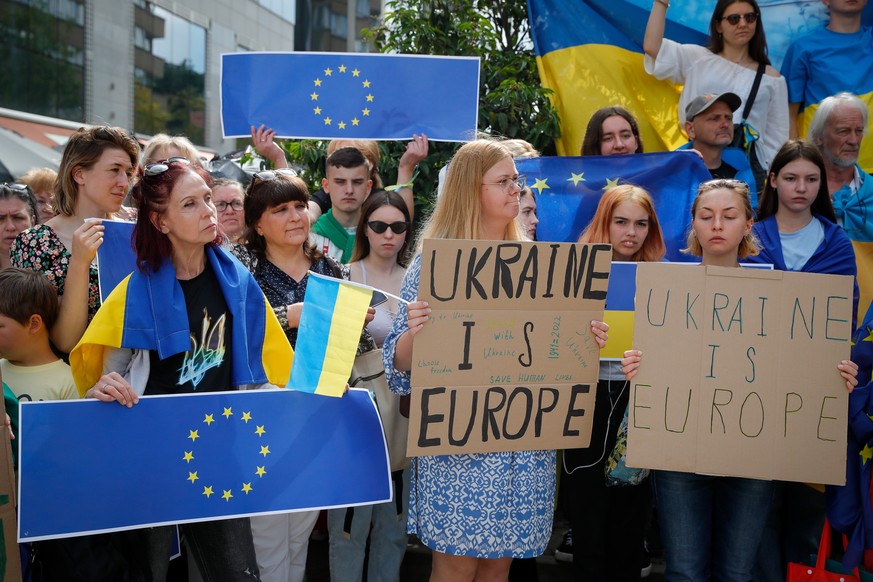 epa10029276 Protesters demonstrate in front of the European Council to demand the accession of Ukraine in the EU, on the sidelines of an EU Summit in Brussels, Belgium, 23 June 2022. The European Coun ...