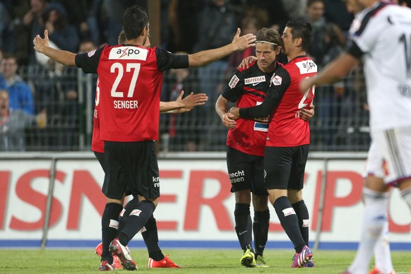 Aarau, 20.05.2015, Fussball Super League - FC Aarau - FC Basel, Jubel bei Dante Senger, Olivier Jaeckle (verdeckt), dem Torschuetzen zum 2:0 Dusan Djuric (2 v.r.) und Moreno Costanzo (v.l.n.r., FCA) n ...