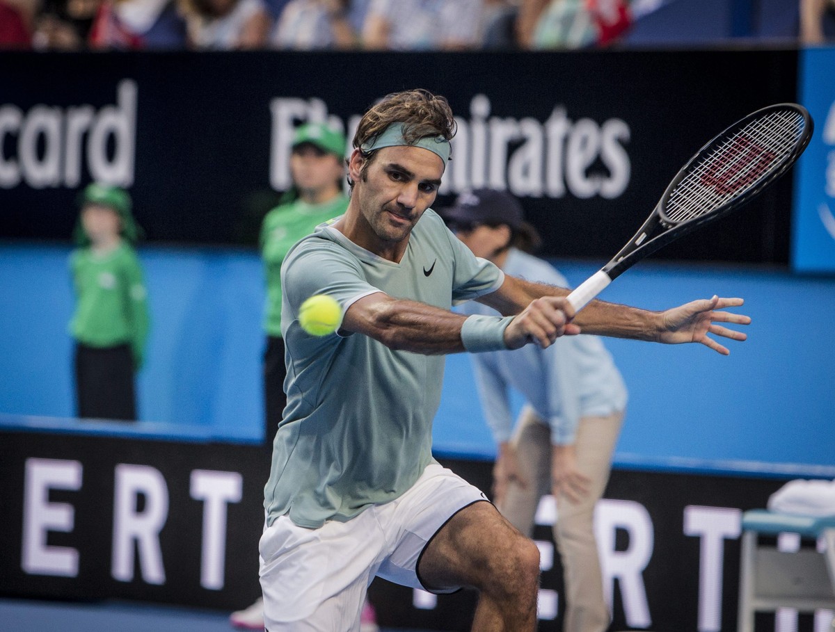 epa05695008 Roger Federer of Switzerland in action against Dan Evans of Britain during their men's singles match of the Hopman Cup at the Arena in Perth, Australia, 02 January 2017. EPA/TONY MCDO ...