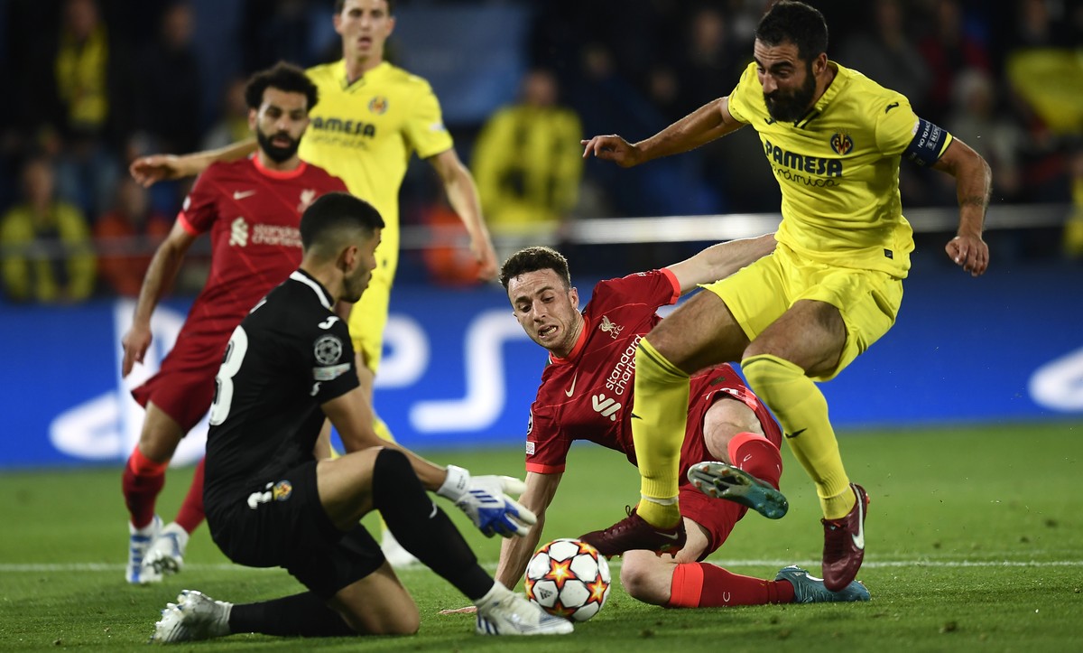 Villarreal's Raul Albiol, right, and Villarreal's goalkeeper Geronimo Rulli, left, make a save against Liverpool's Diogo Jota during the Champions League semi final, second leg soccer m ...