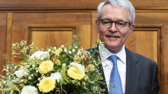 QUALITY REPEAT --- Der neugewaehlte Staenderatspraesident Thomas Hefti, FDP-GL, freut sich mit Blumen nach seiner Wahl, am ersten Tag der Wintersession der Eidgenoessischen Raete, am Montag, 29. Novem ...