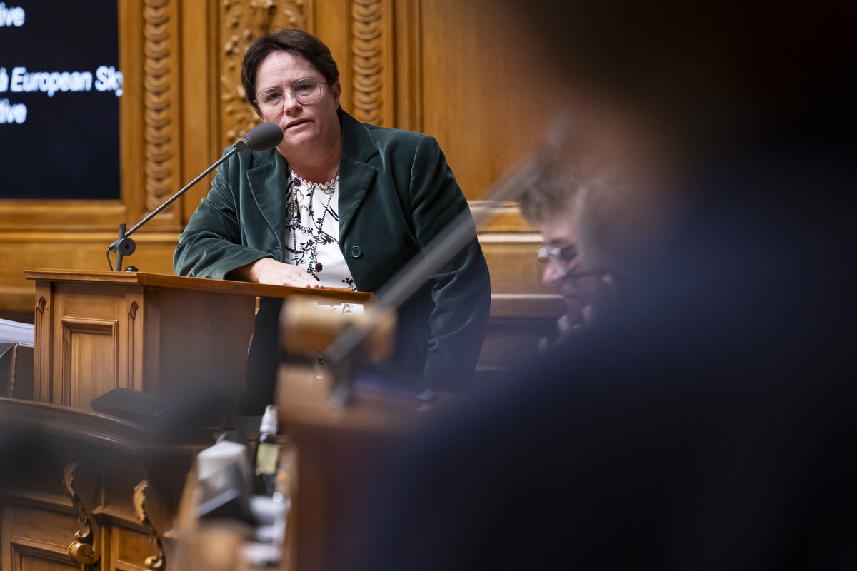 Magdalena Martullo-Blocher, SVP-GR, stellt eine Frage zu Bundespraesidentin Viola Amherd waehrend der Wintersession der Eidgenoessischen Raete, am Donnerstag, 12. Dezember 2024 im Nationalrat in Bern. ...